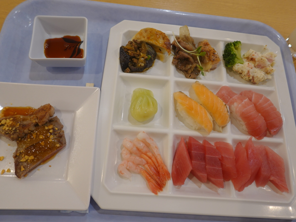 マホロバ・マインズ三浦のディナーバイキング。マグロやサーモンのお寿司、刺身、ステーキなどが綺麗に盛り付けられたプレート