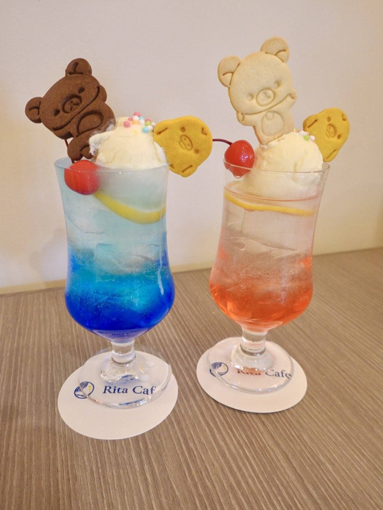 マホロバ・マインズ三浦の館内カフェで提供される、リラックマやコリラックマのクッキーとアイスがのったブルーとピンクのクリームソーダ
