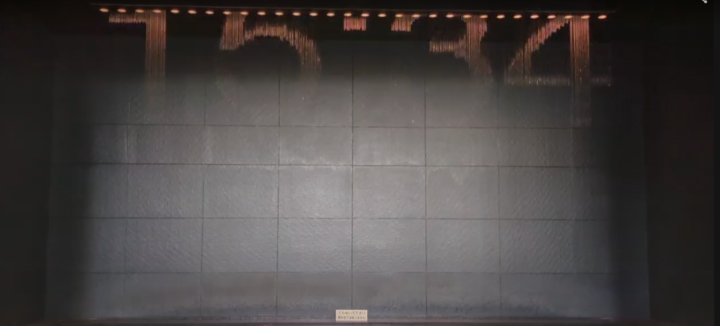 大阪駅(JR大阪駅・大阪ステーションシティ)の有名なパブリックアート「水の時計」が表示されている様子