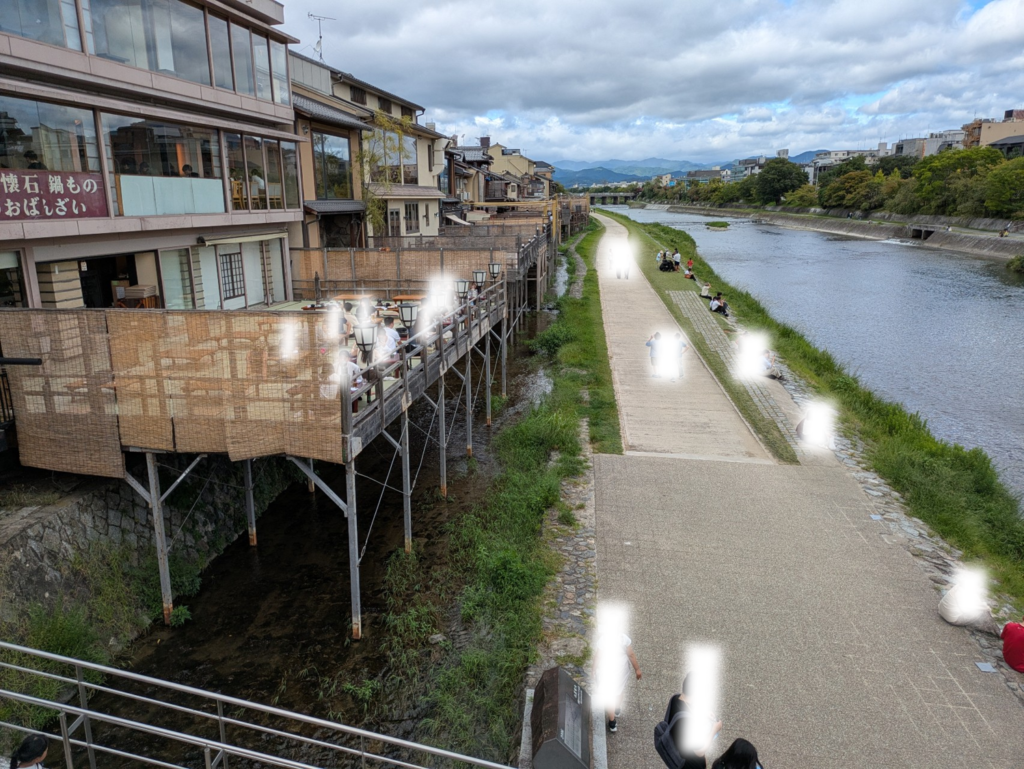 四条大橋から望む京都・鴨川の景色と川床が並ぶ街並み