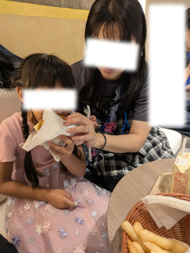 娘と妻が東京駅のヤエチカにオープンしたモスバーガー 八重洲地下街店で朝食を楽しんでいる様子