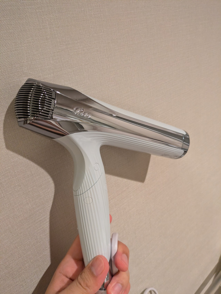 東急ステイ大阪本町の客室に完備されている、「ReFa BEAUTECH DRYER SMART W」の様子