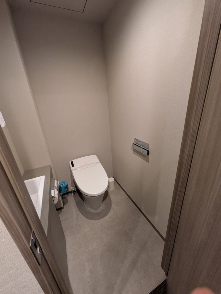 すっきりと綺麗に整えられた、ウォシュレット付きの独立したトイレスペースの様子